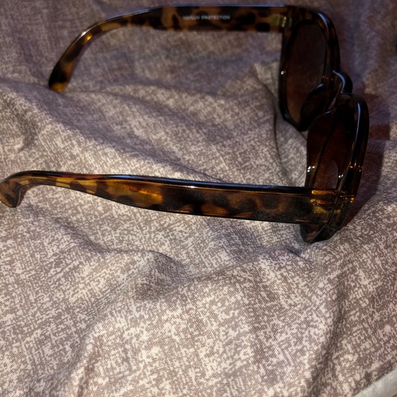 ☀️2 pairs Sunglass!Jessica Simpson(blk)&Expresss - Picture 5 of 5
